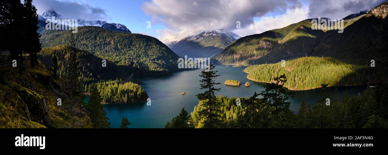 Une vue panoramique de Diablo Lake dans le parc national des North Cascades. Banque D'Images