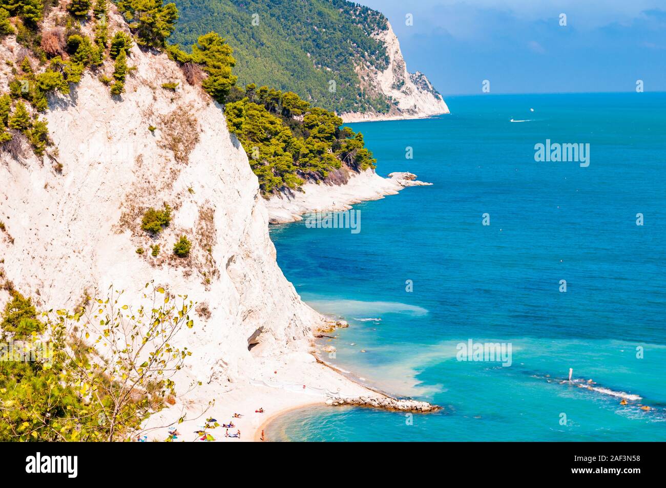 Beau littoral de Numana, Province d'Ancône, Italie entouré par de hautes falaises rocheuses de calcaire blanc massif érodé par les vagues et le vent de la mer Adriatique Banque D'Images