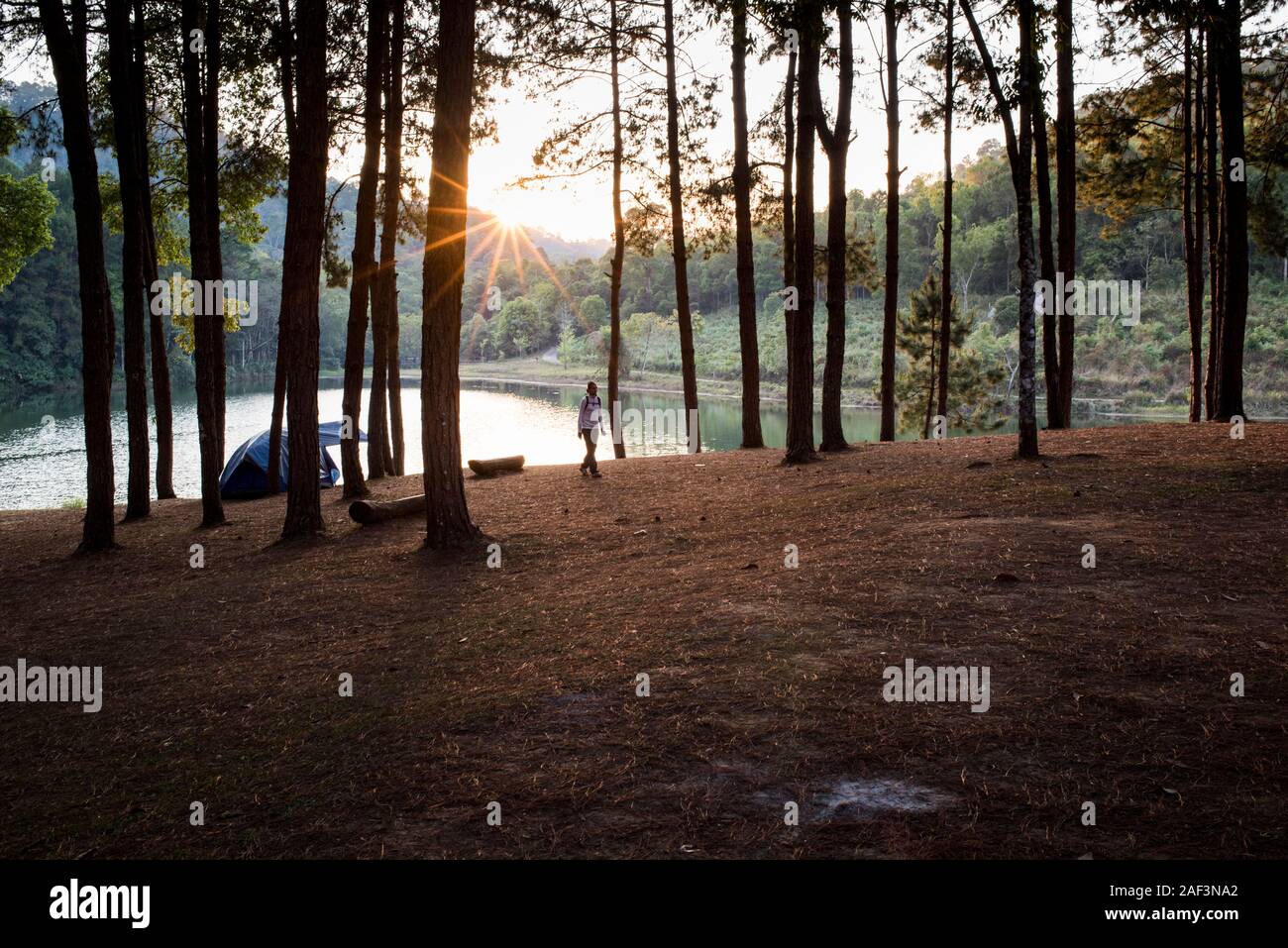 Une jeune femme au camping près du lac Ung Pang, Mae Hing Fils, Thaïlande. Banque D'Images