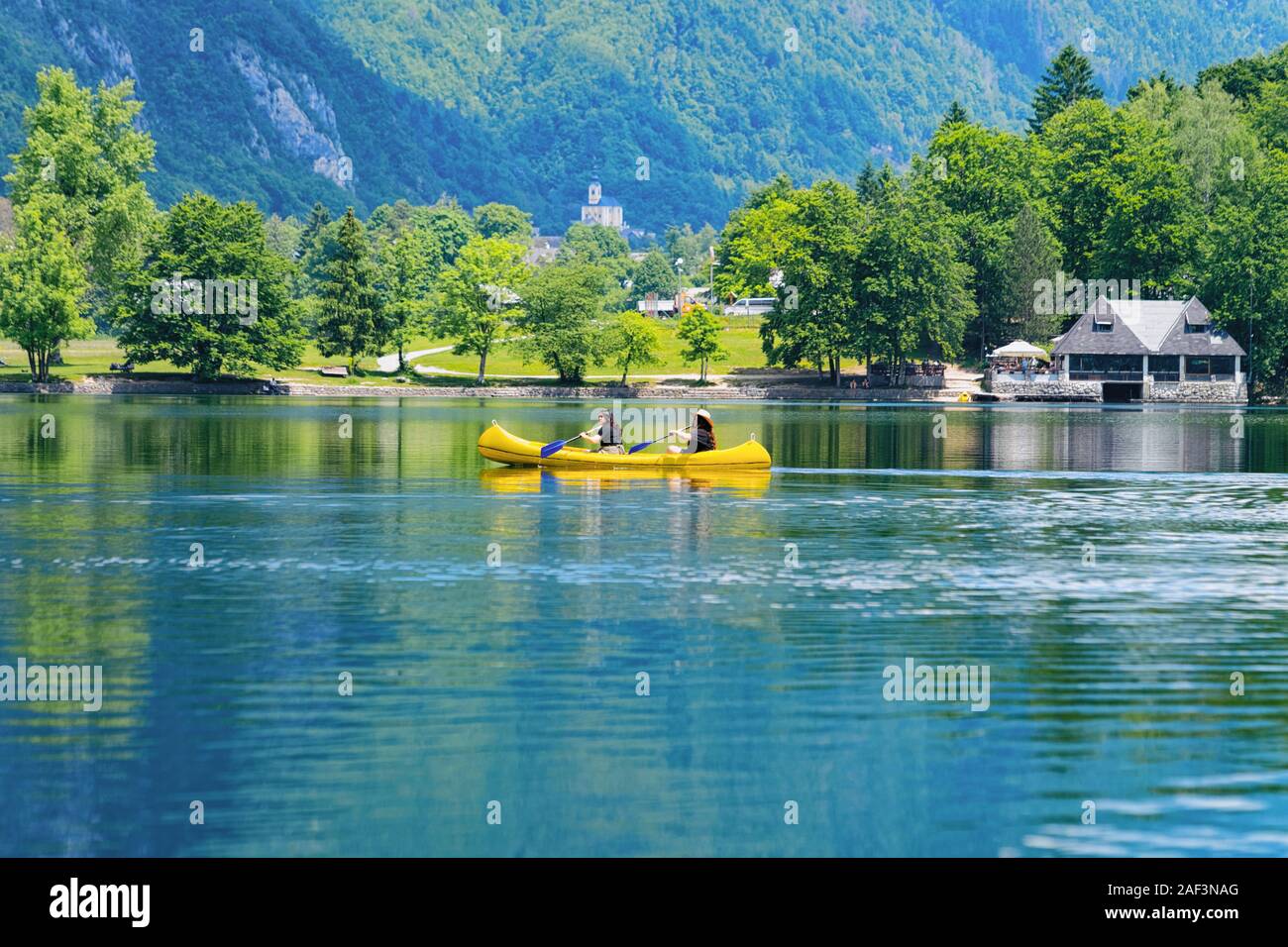 Décor de deux filles du canoë sur le lac de Bohinj en Slovénie Banque D'Images