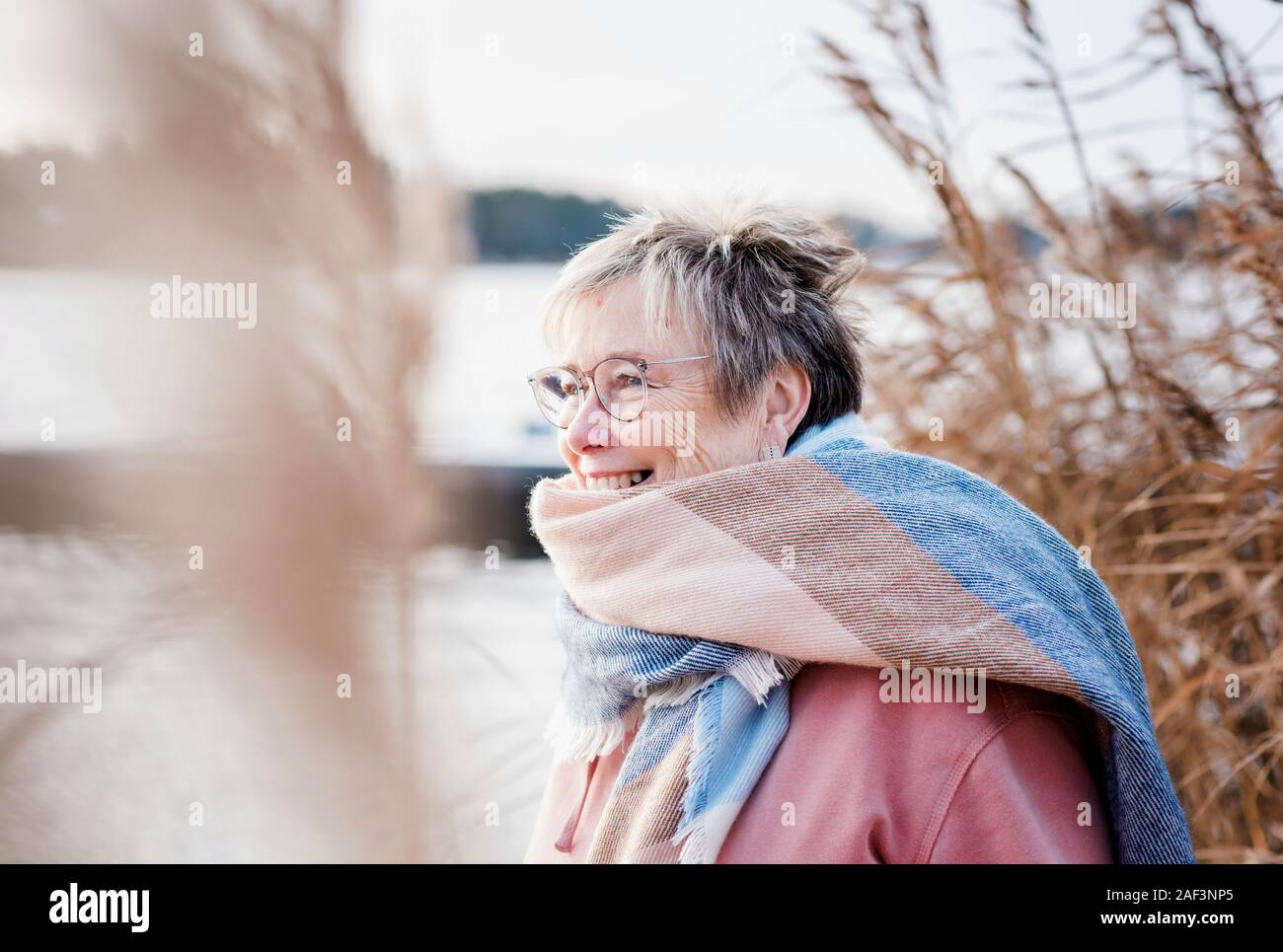 Portrait d'une femme dans son 60's à sourire heureux à la plage Banque D'Images