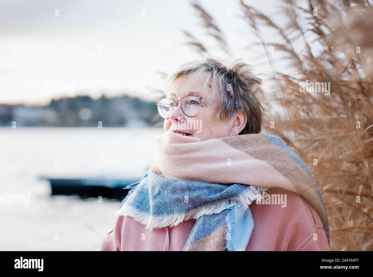 Portrait de femme en 1960 à heureux assis dehors à l'automne. Banque D'Images