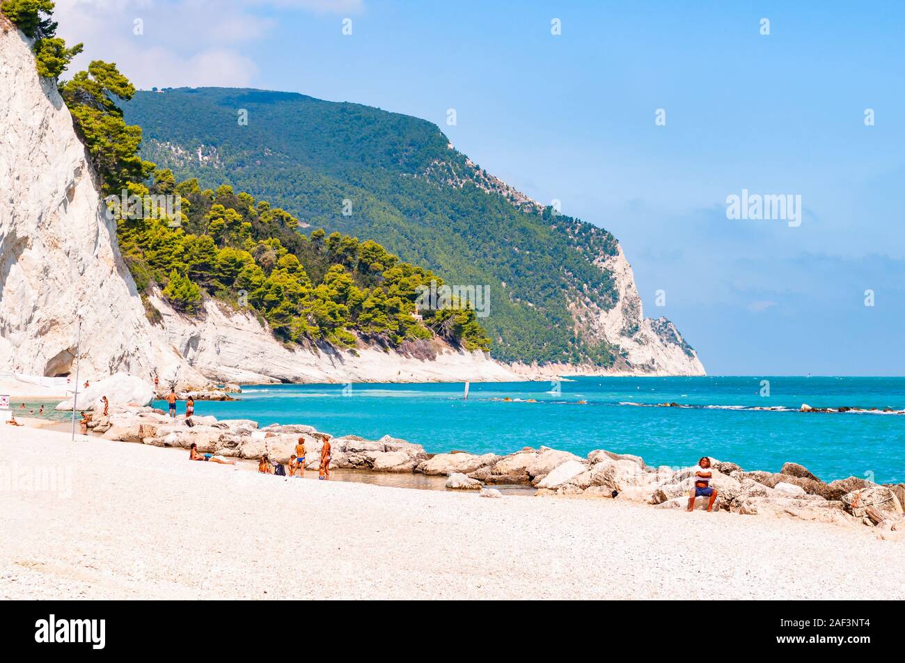 Spiaggia del Frate, Numana, Ancona, Marches, Italie - 11 septembre 2019 : Les gens se reposer sur une plage de galets blancs entourés de hautes blanc massif Banque D'Images
