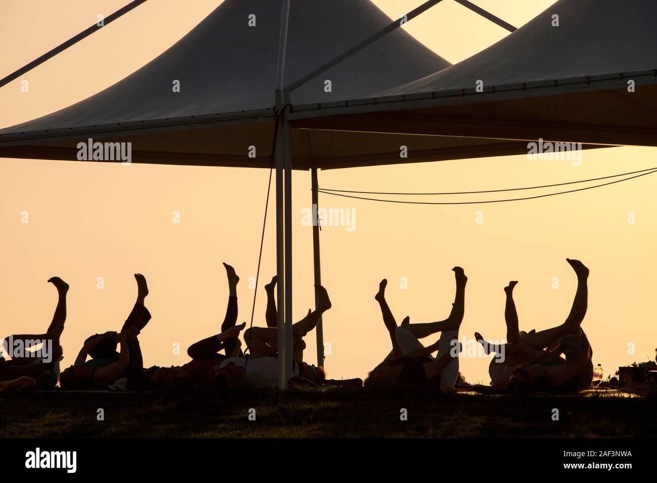 Un tronçon de la classe et vous détendre au coucher du soleil dans un complexe de vacances à Myrina sur Lemnos, Grèce. Banque D'Images