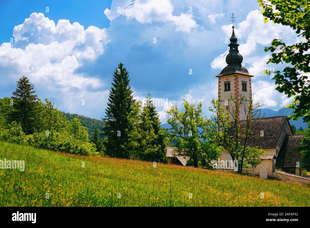 Paysage près de l'église de Saint Jean Baptiste, le lac de Bohinj Banque D'Images