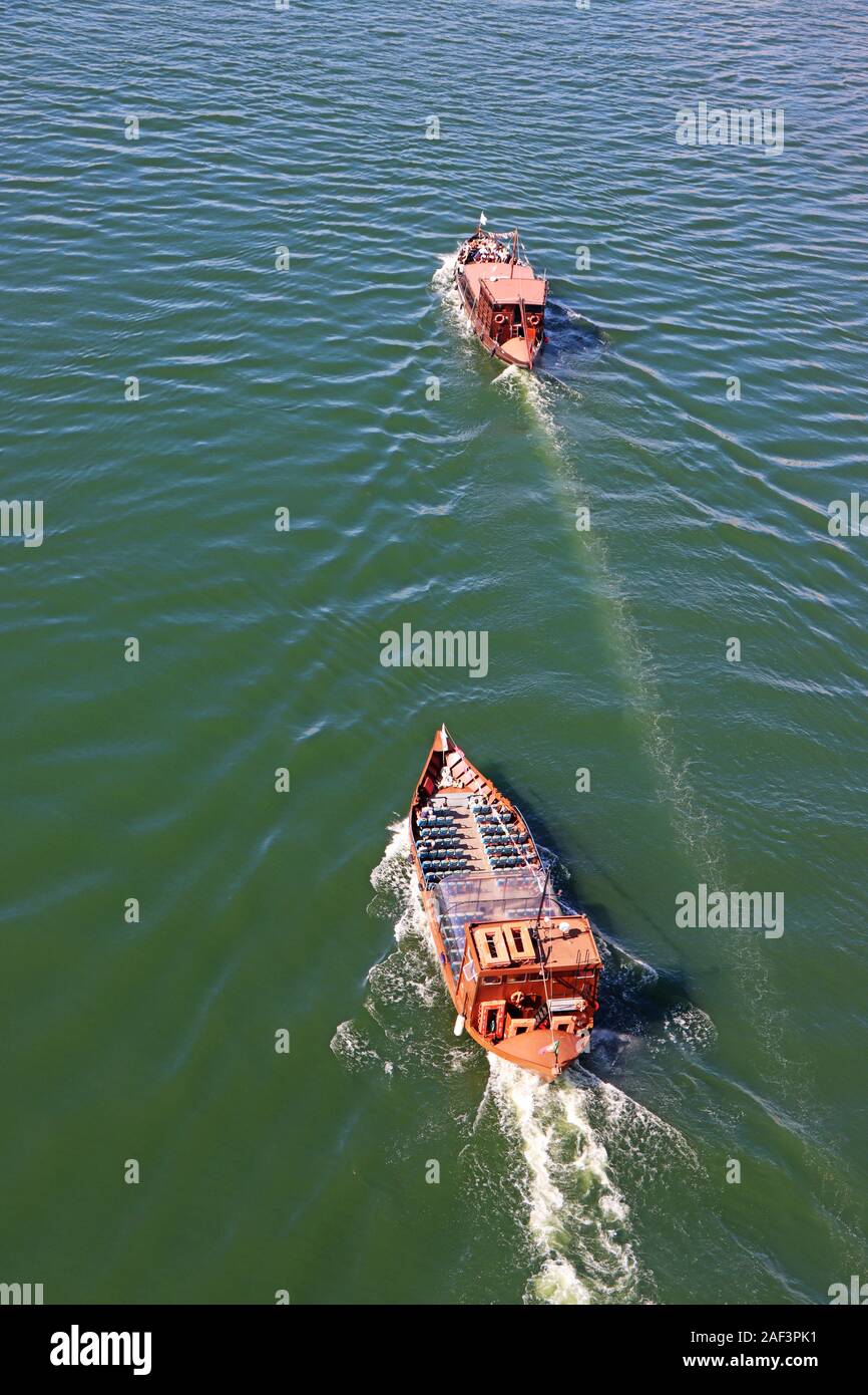 Bateau de tourisme déménagement sur la rivière Duoro à Porto Vue de dessus Banque D'Images