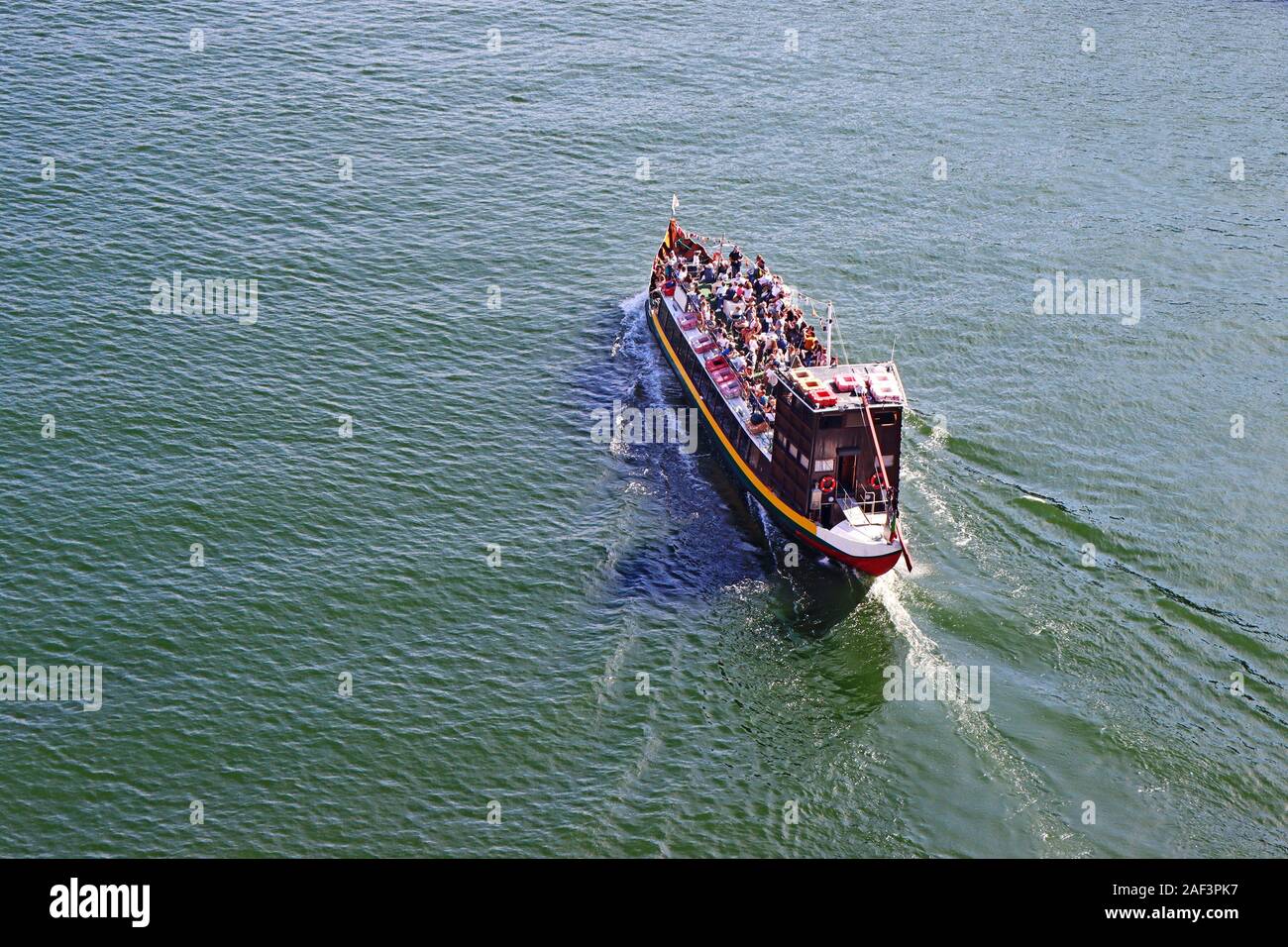 Bateau de tourisme déménagement sur la rivière Duoro à Porto Vue de dessus Banque D'Images