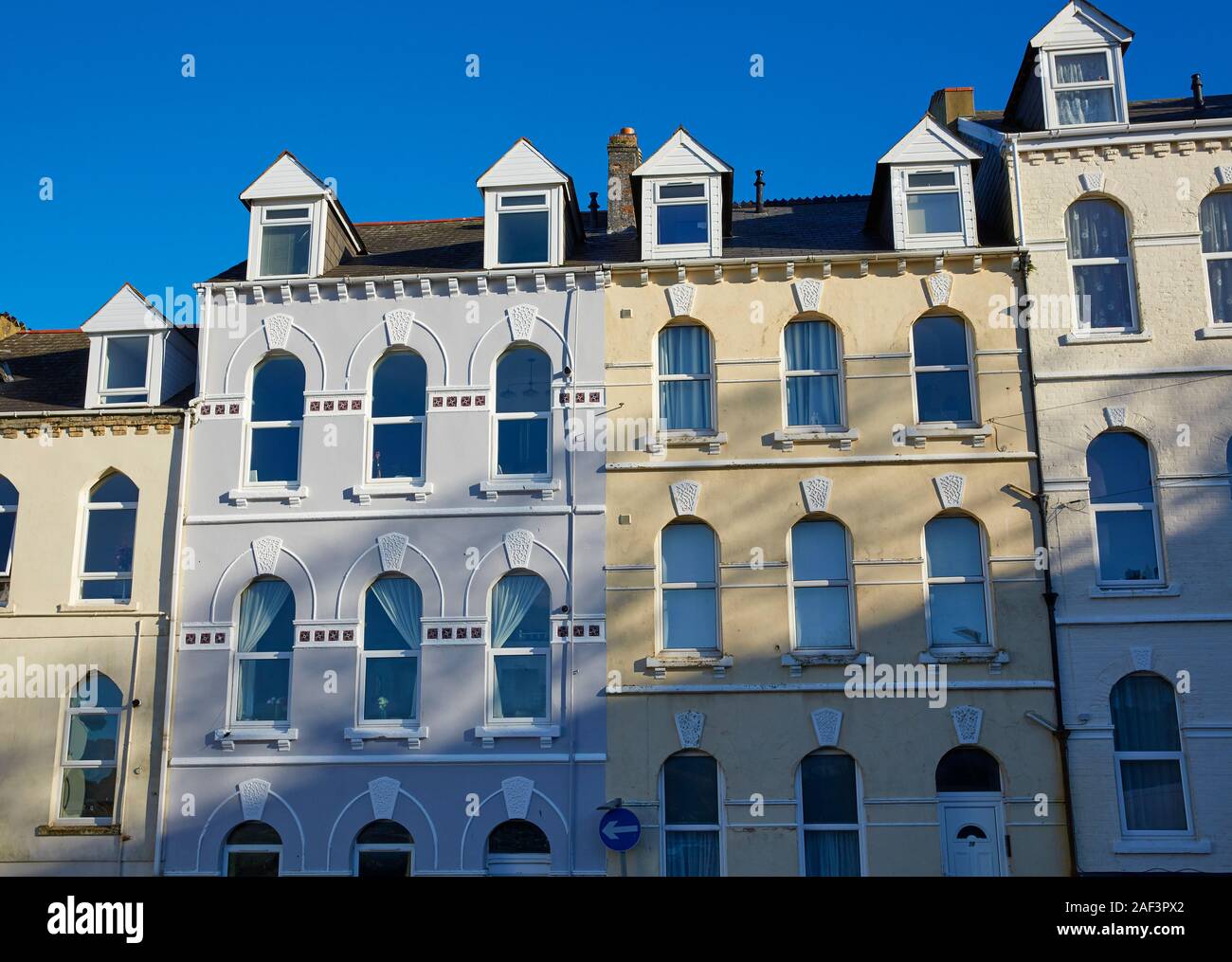 Façade de l'habitation mitoyenne à Ilfracombe, Devon, UK Banque D'Images