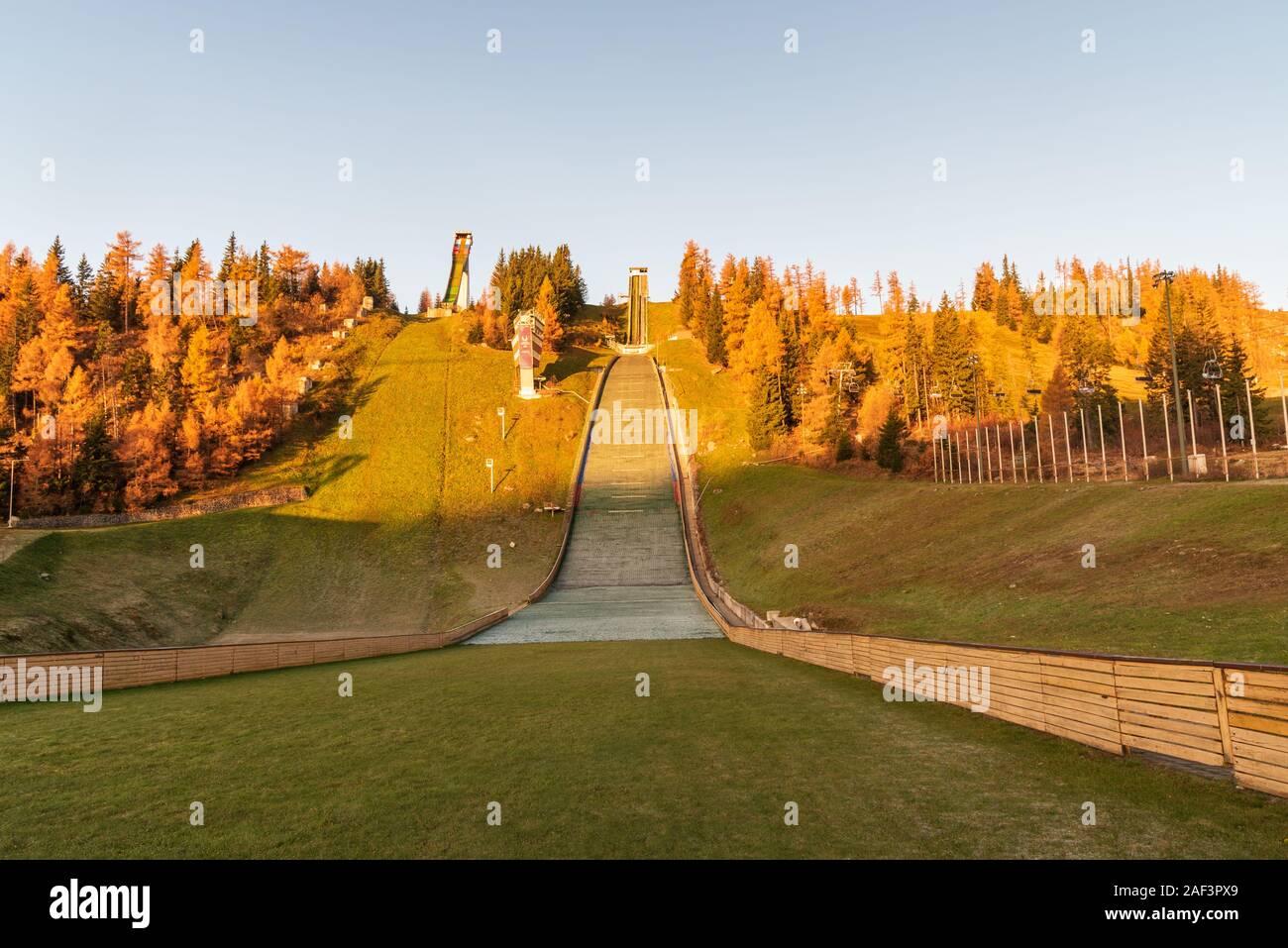 Le saut à ski sur les collines de Štrbské Pleso dans Vysoke Tatry mountains en Slovaquie pendant magnifique matin d'automne Banque D'Images