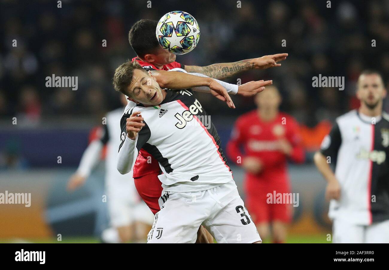 Firo : 11.12.2019, Football, saison 2019/2020, la Champions League : Bayer Leverkusen - Juventus Turin 0 2 : Federico Bernardeschi, les duels | conditions dans le monde entier Banque D'Images