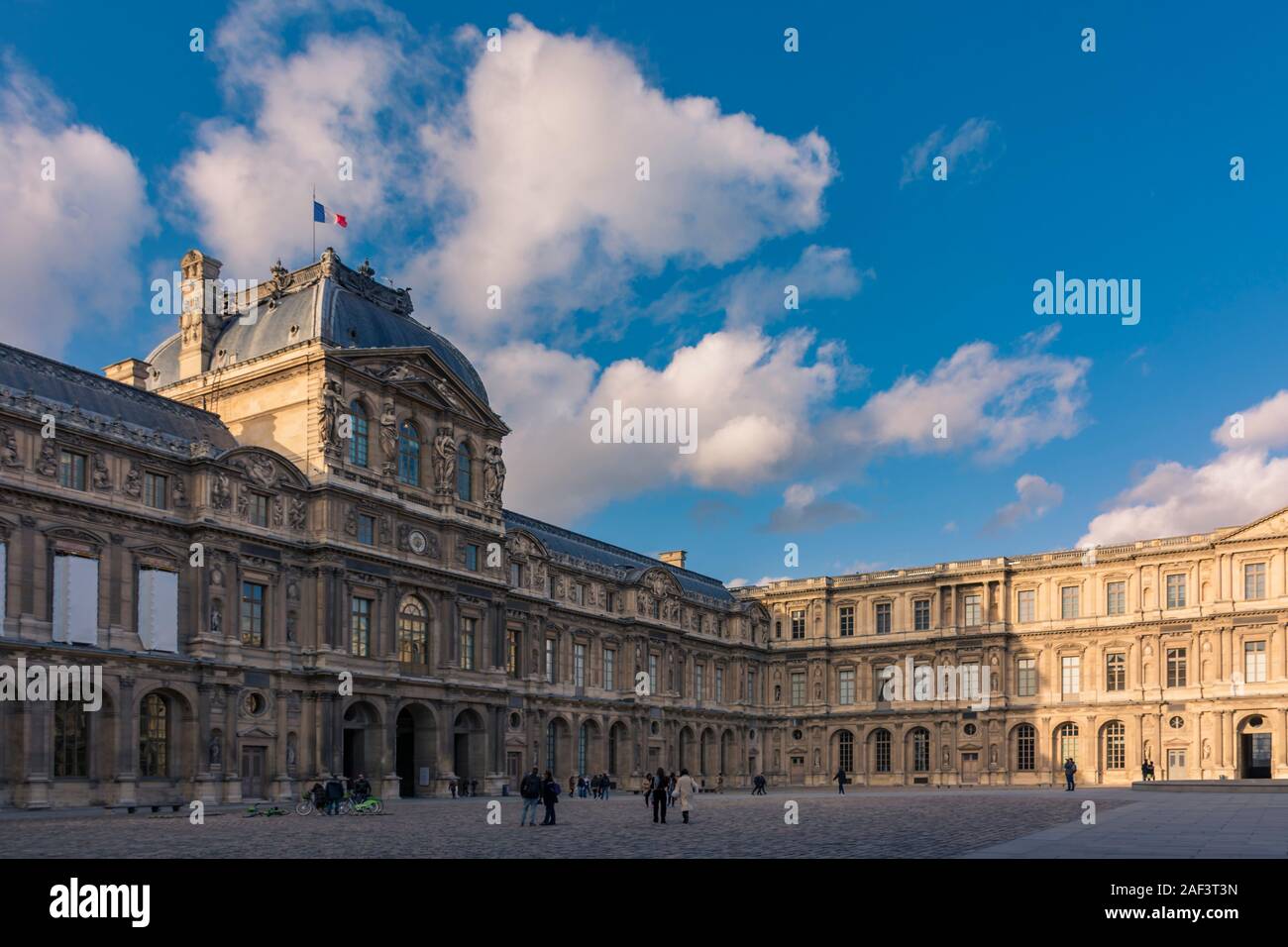 Cour carree du louvre Banque de photographies et d’images à haute ...