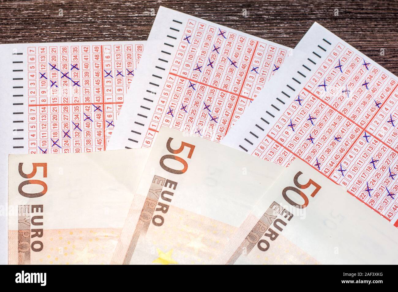 Terminé billets de loterie avec de l'argent comme un symbole du coût ou le prix de loterie Banque D'Images