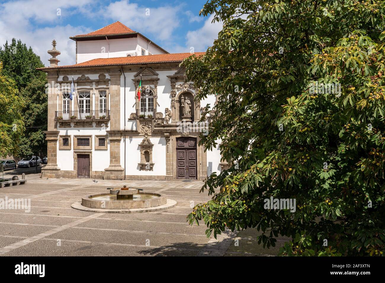 Guimaraes, Portugal - 18 août 2019 : Cour et façade de l'Hôtel de ville de Guimaraes, dans le nord du Portugal Banque D'Images