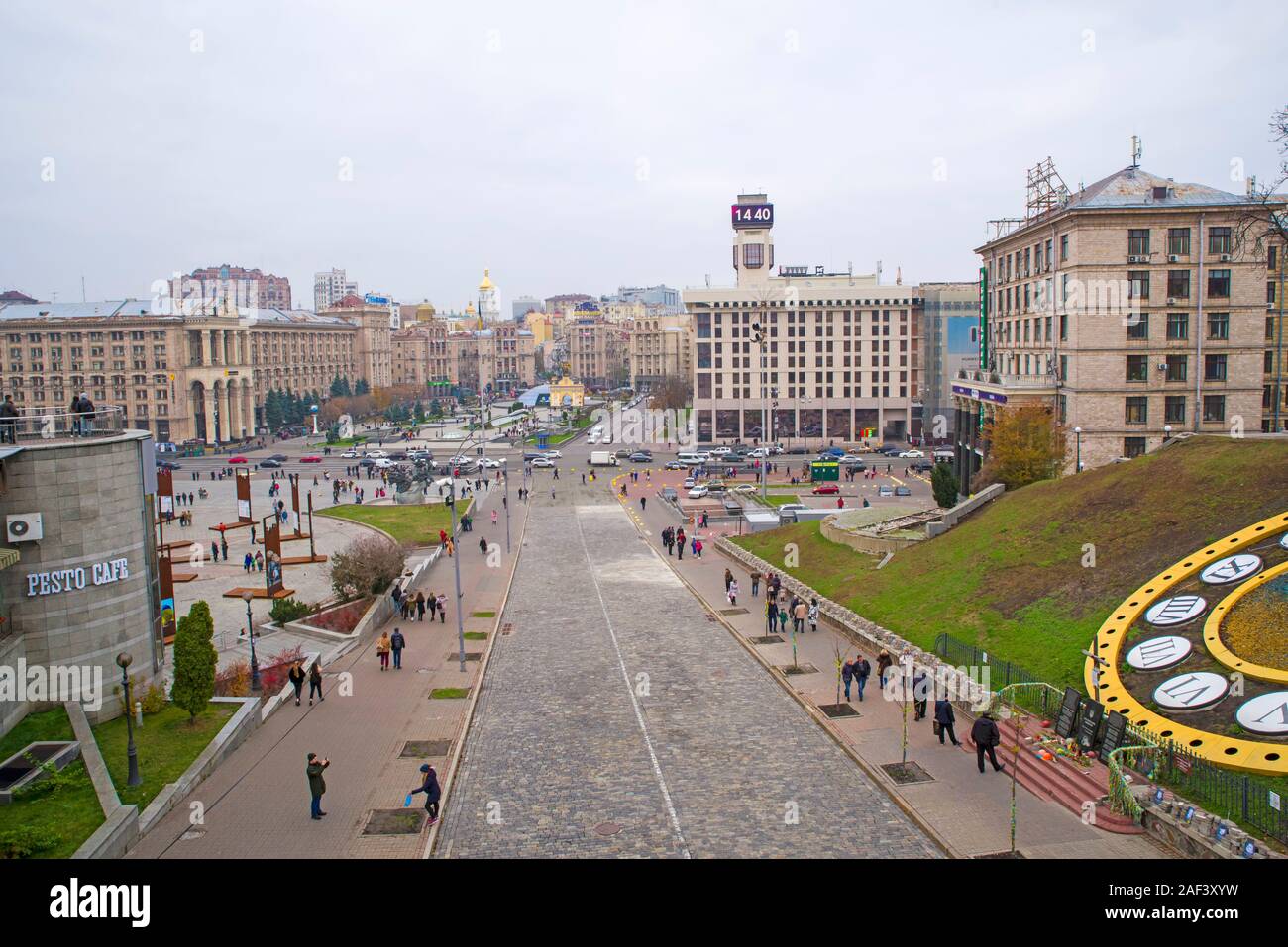 KIEV, UKRAINE - 16 NOVEMBRE 2019 : les citoyens et les touristes en Ukrainean place de l'Indépendance de Kiev, place principale de la ville, Maidan Nezalezhnosti Banque D'Images