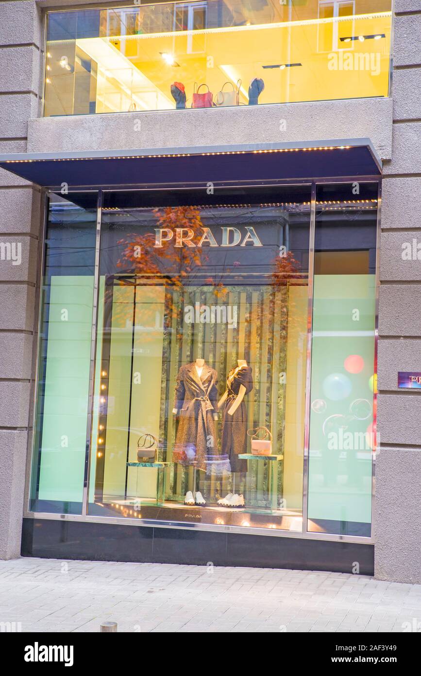KIEV, UKRAINE - 16 NOVEMBRE 2019 : façade de magasin de mode sur la rue centrale de Kiev, célèbre pour ses cafés et magasins de mode (Avenue Khreshchatyk) Banque D'Images