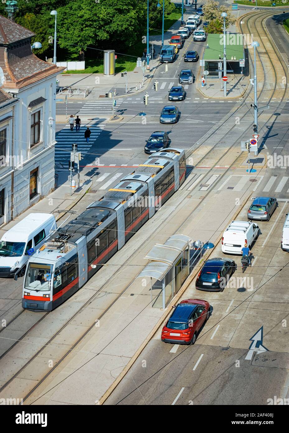 Tramway rouge typique et sur le transport de voiture Museumstrasse à Vienne Banque D'Images