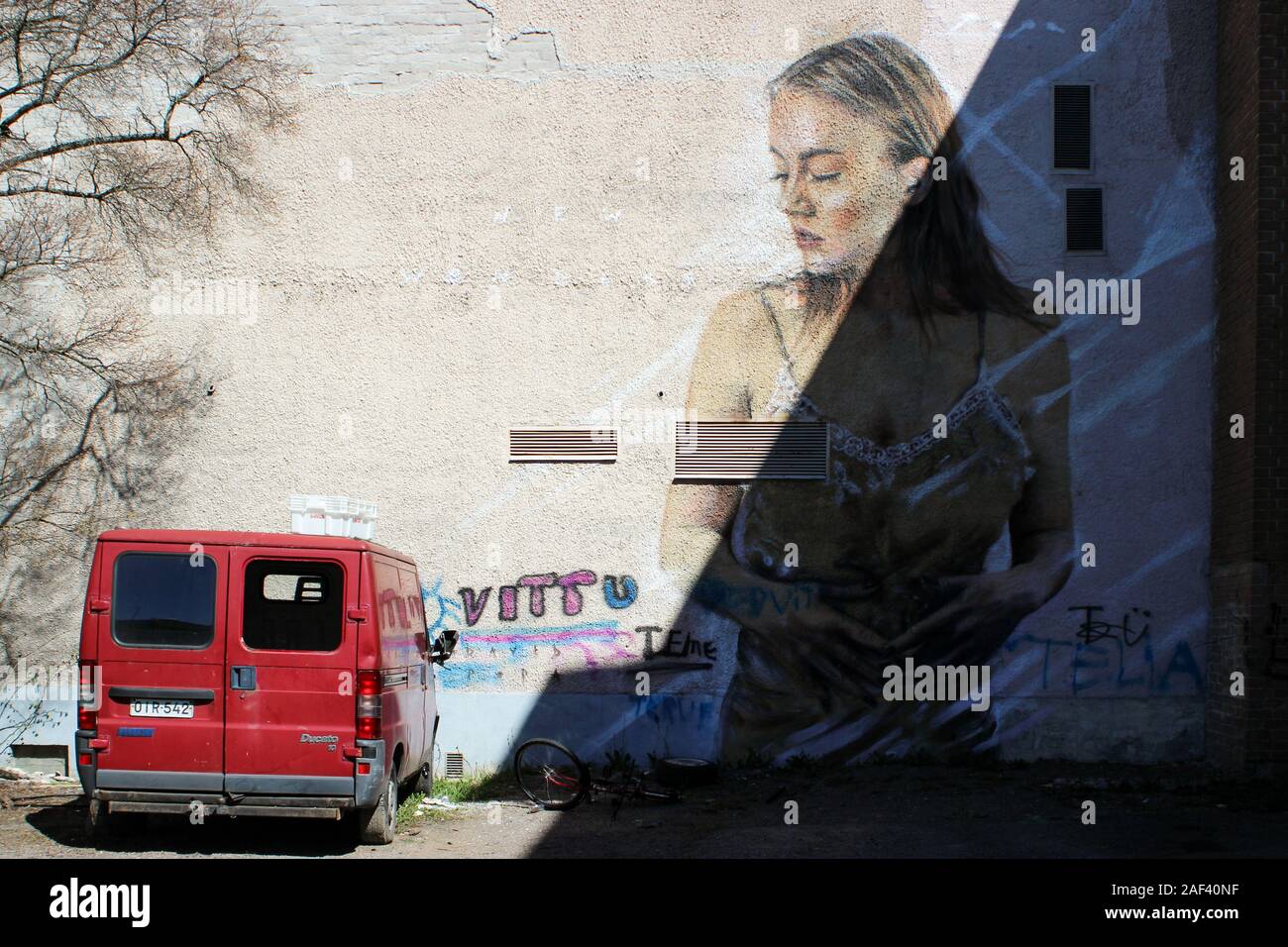 Femme Graffiti à l'homme sans-abri à van sur cour intérieure de Perhelä maintenant démolie en bloc Järvenpää, Finlande Banque D'Images