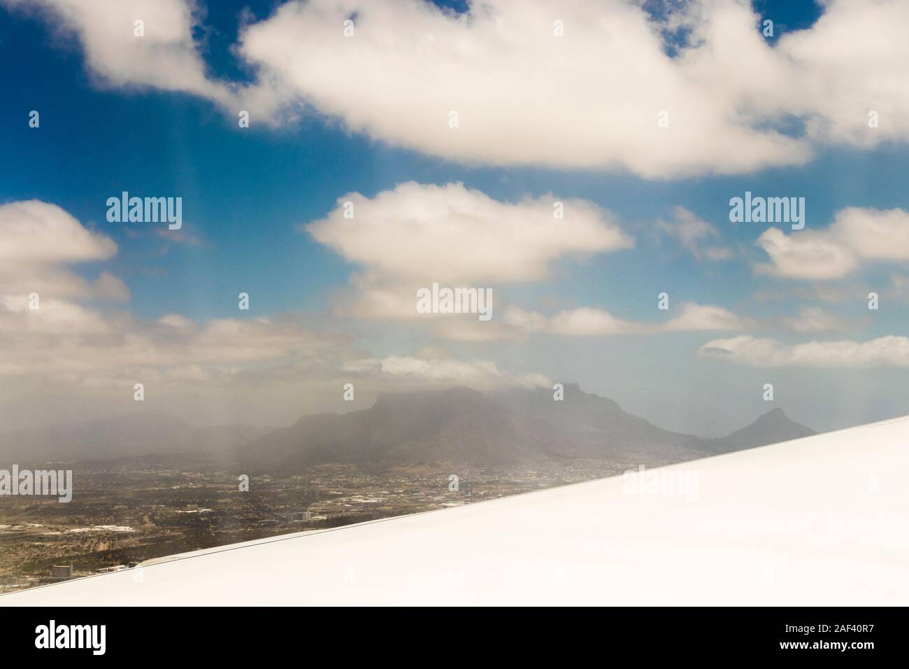 Vue depuis la fenêtre d'un avion à haute altitude et les turbines de l'Afrique. Banque D'Images
