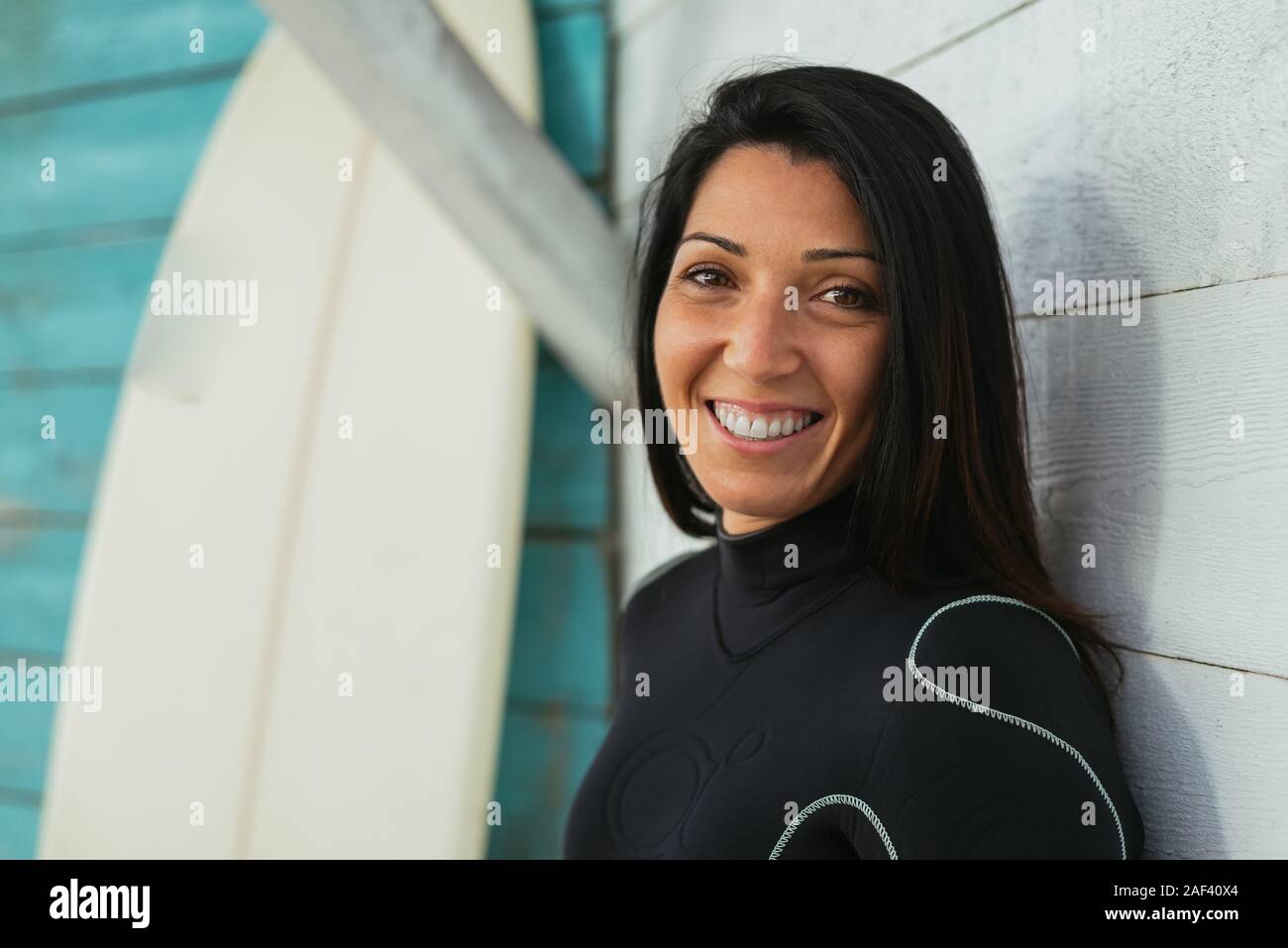 Young Beautiful woman posing prochaine his surfboard Banque D'Images