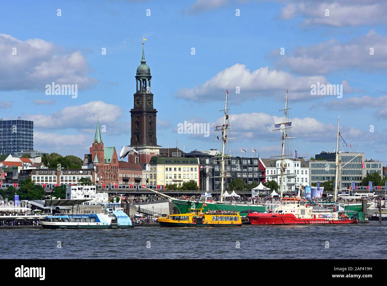 Europa, Deutschland, Hansestadt Hamburg, Elbe, Blick über die Elbe zu Michel und Baumwall Rickmer Rickmers, Windjammer, Banque D'Images