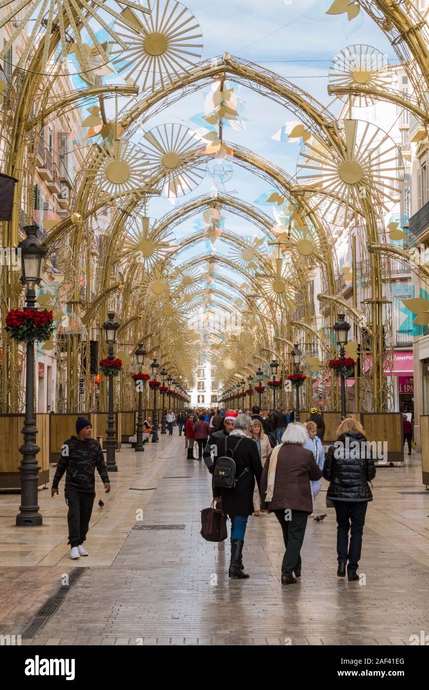 Décembre 2019, les lumières de Noël Décoration, arches, Calle Larios, dans la journée, la ville de Malaga, Andalousie, espagne. Banque D'Images