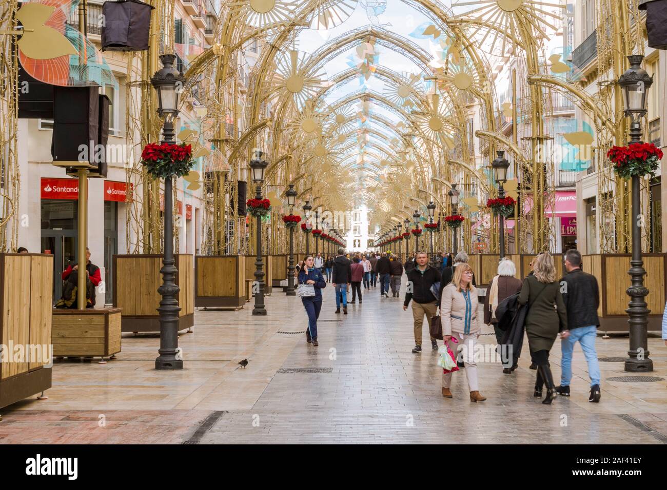 Décembre 2019, les lumières de Noël Décoration, arches, Calle Larios, dans la journée, la ville de Malaga, Andalousie, espagne. Banque D'Images