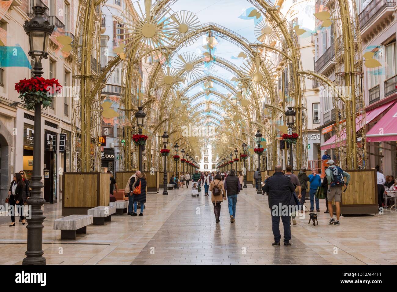 Décembre 2019, les lumières de Noël Décoration, arches, Calle Larios, dans la journée, la ville de Malaga, Andalousie, espagne. Banque D'Images