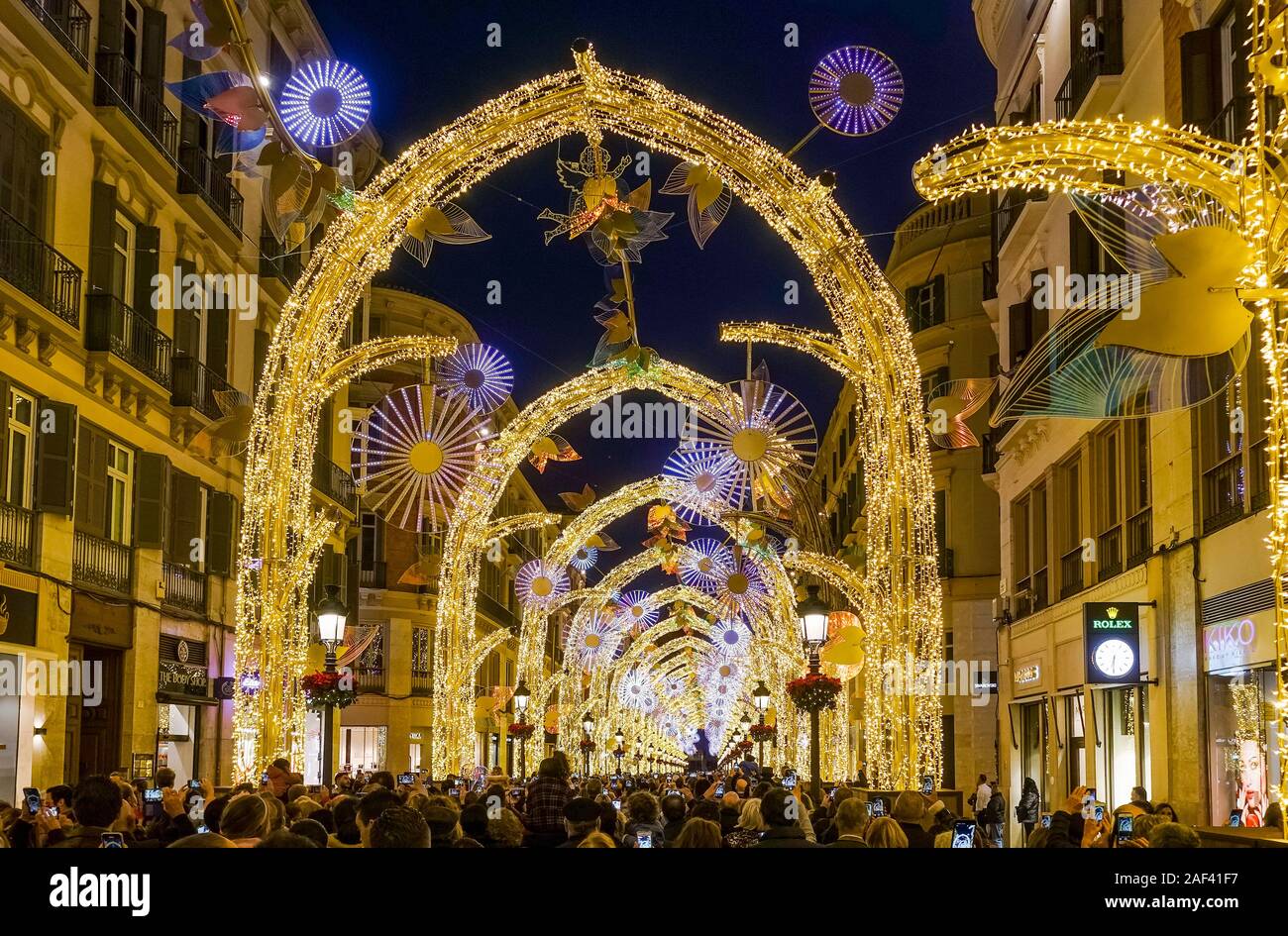Décembre 2019, les lumières de Noël Décoration, allumé des arches, Calle Larios, la ville de Malaga, Andalousie, espagne. Banque D'Images