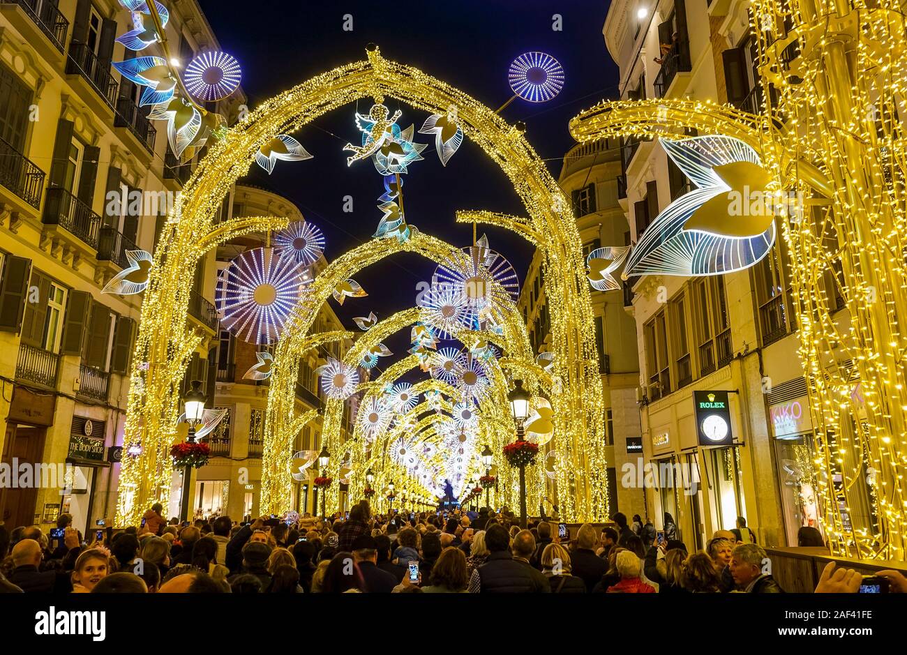 Décembre 2019, les lumières de Noël Décoration, allumé des arches, Calle Larios, la ville de Malaga, Andalousie, espagne. Banque D'Images