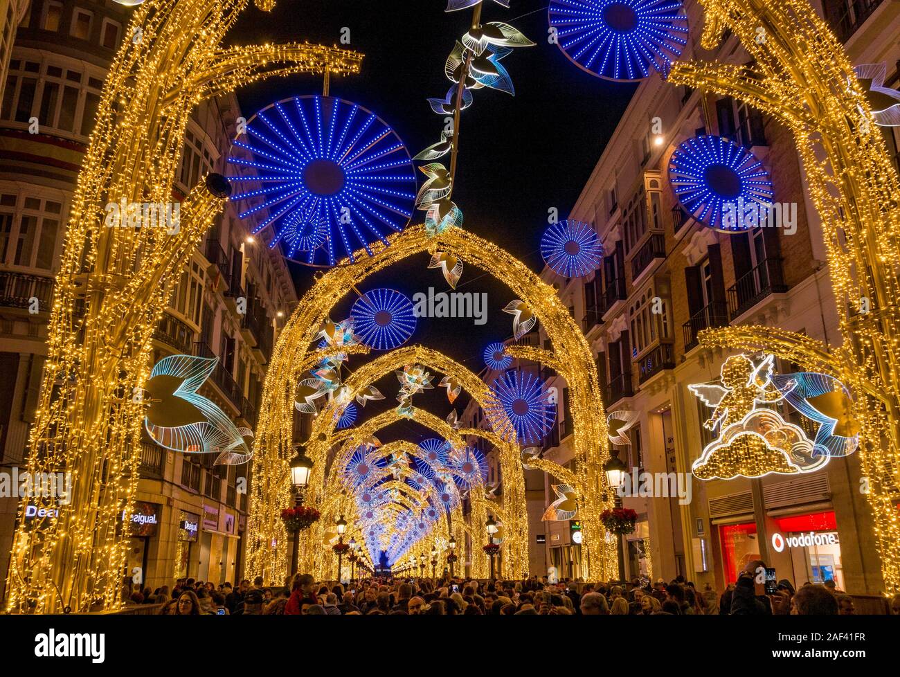 Décembre 2019, les lumières de Noël Décoration, allumé des arches, Calle Larios, la ville de Malaga, Andalousie, espagne. Banque D'Images