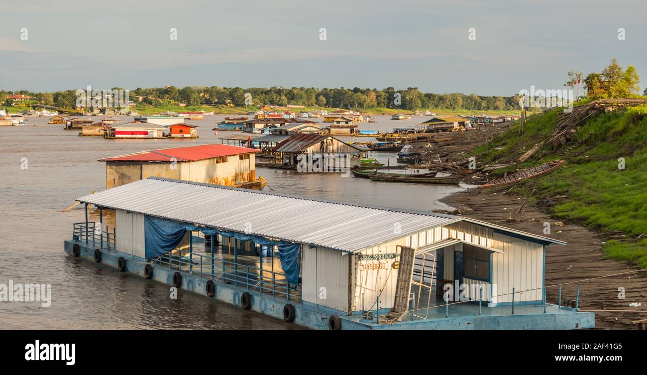 Santa Rosa, Pérou - 21 septembre 2019 : des maisons flottantes sur Amazon River, durant les périodes d'seasin. Le coucher du soleil, l'Amazonie. Selva à la frontière du Brésil, Pe Banque D'Images