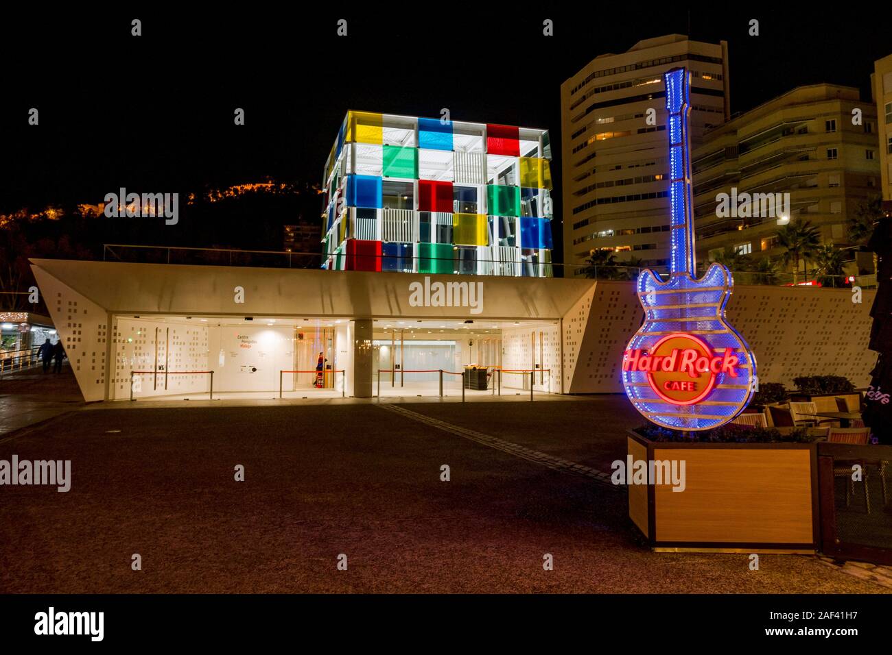 Scène de nuit de Hard Rock Cafe Malaga de nuit, et Malaga, musée Pompidou Muelle Uno, Port de Malaga, Andalousie, Malaga Espagne. Banque D'Images