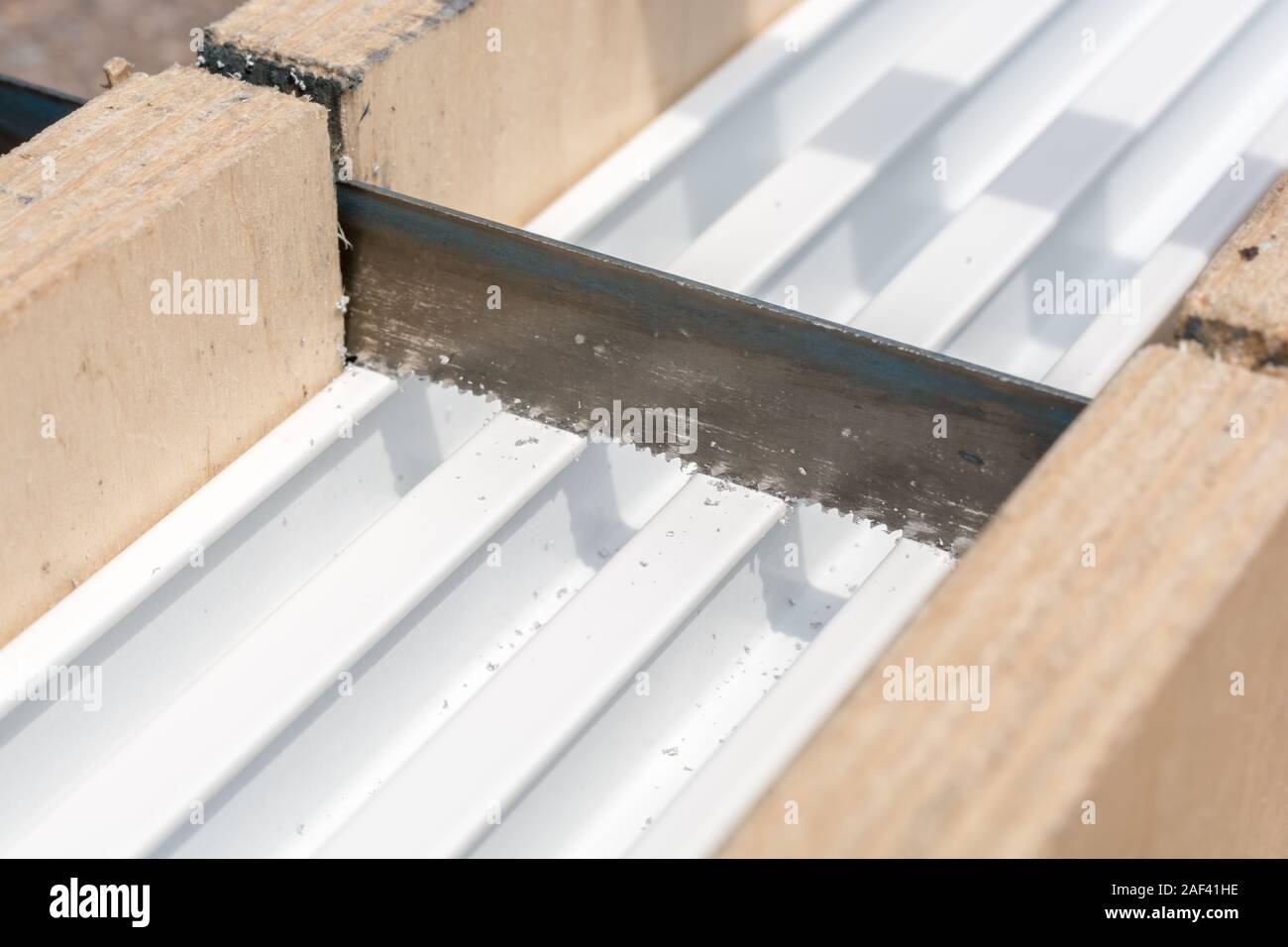 Tige de rideau est scié avec scie à métaux et un tiroir de coupe Banque D'Images