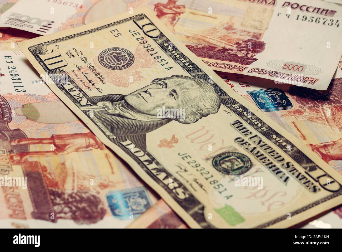 La texture de divers billets et l'argent de papier, 10 dollars sur l'arrière-plan de 5000 roubles. Banque D'Images