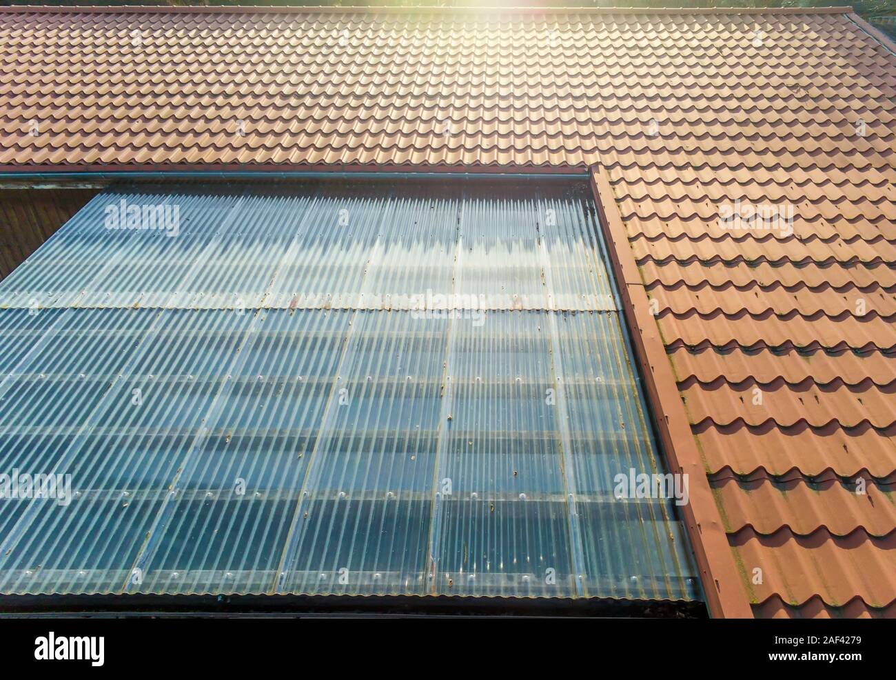 Maison d'habitation avec toit en tôle ondulée et transparent comme feuilles  de toiture terrasse Photo Stock - Alamy