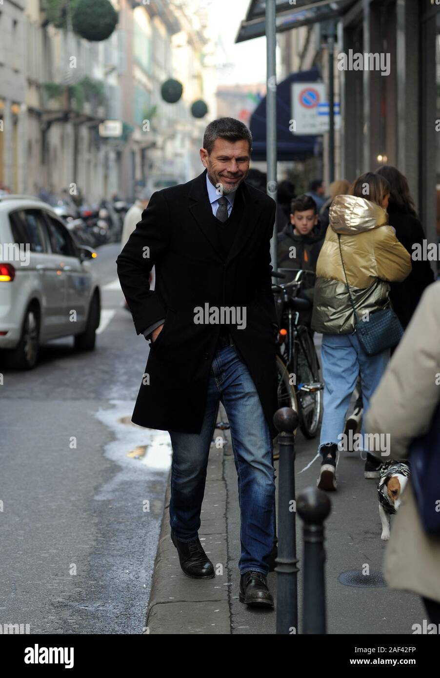 Milan, Zvonimir Boban Zvonimir Boban dans le centre ancien footballeur croate, puis secrétaire général adjoint de la FIFA, maintenant à la tête de MILAN. Ici, il est surpris en se promenant dans les rues du centre-ville à l'heure du déjeuner. Banque D'Images