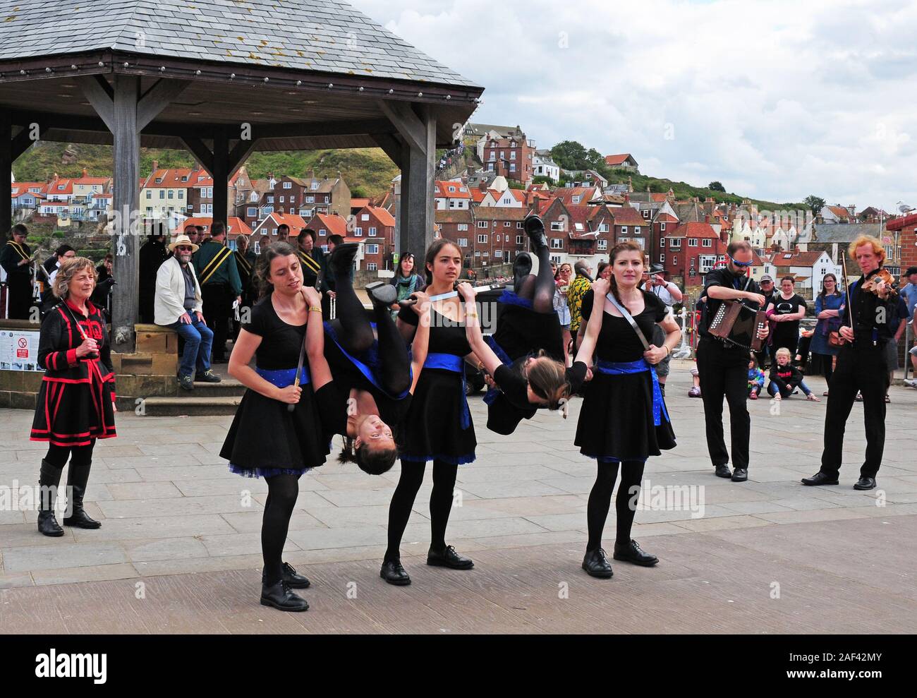 Le rappeur de la femme, l'équipe de sabre La Tour des corbeaux à Whitby Semaine folklorique. Banque D'Images