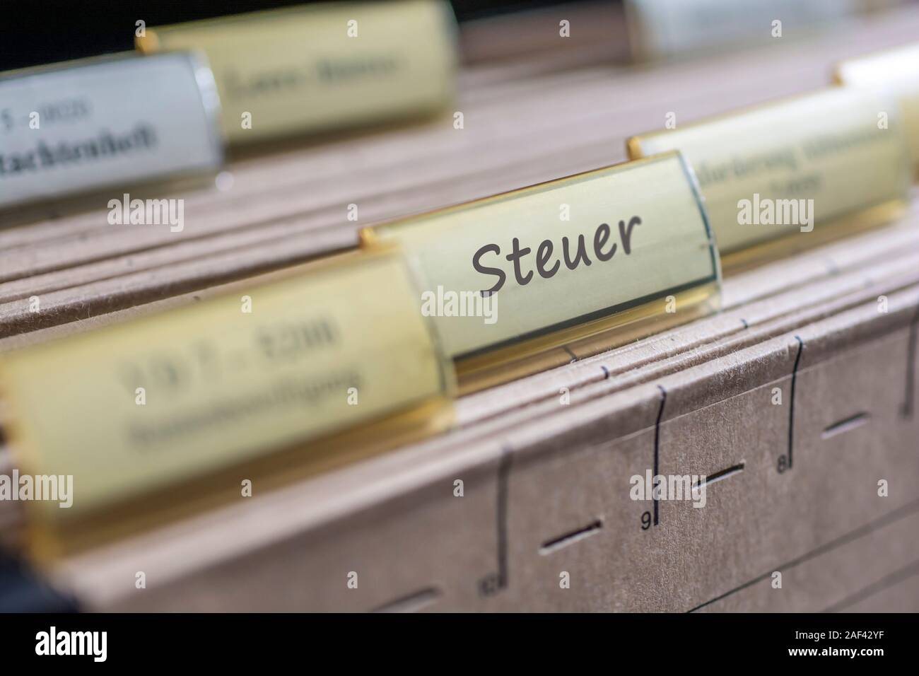Onglet avec le mot allemand pour les impôts Banque D'Images