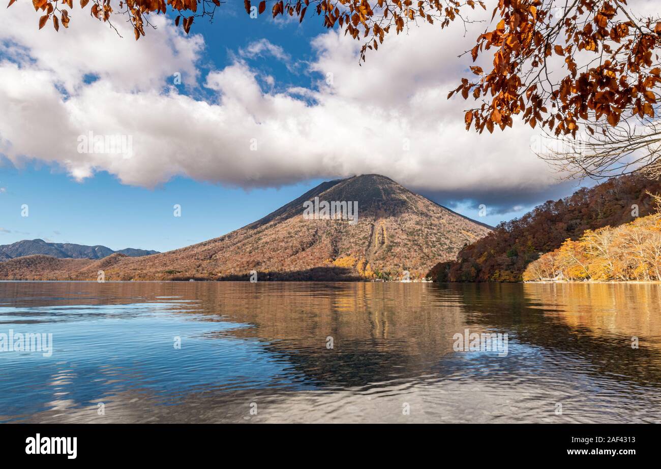 Le lac Chuzenji (Nikko, Japon) avec des montagnes se reflétant dans l'eau sur une journée ensoleillée à la fin d'octobre. Banque D'Images