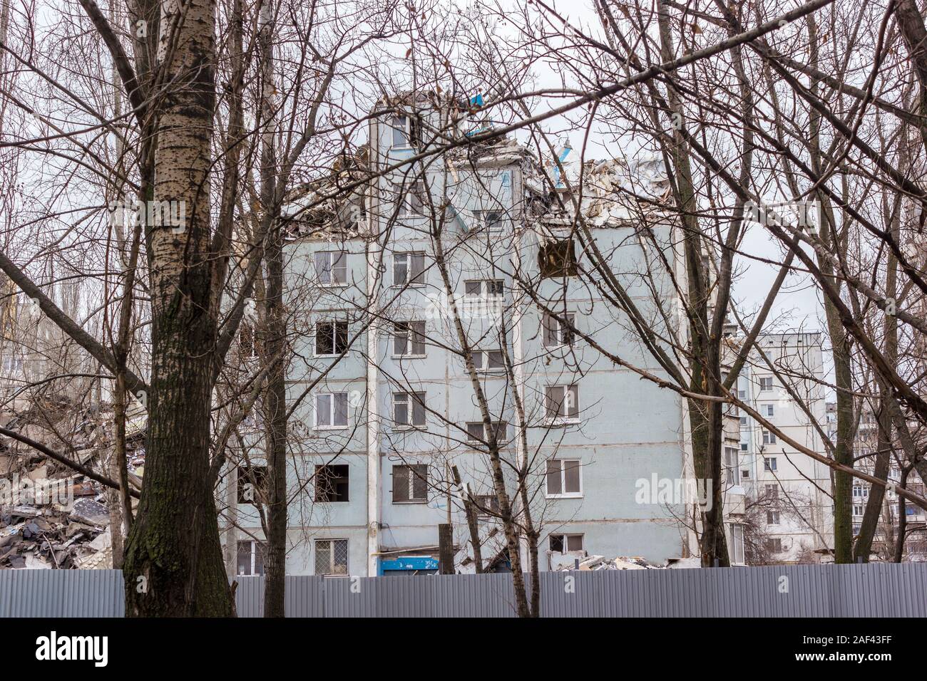 Démolition de bâtiments en milieu urbain. Maison en ruines. Banque D'Images