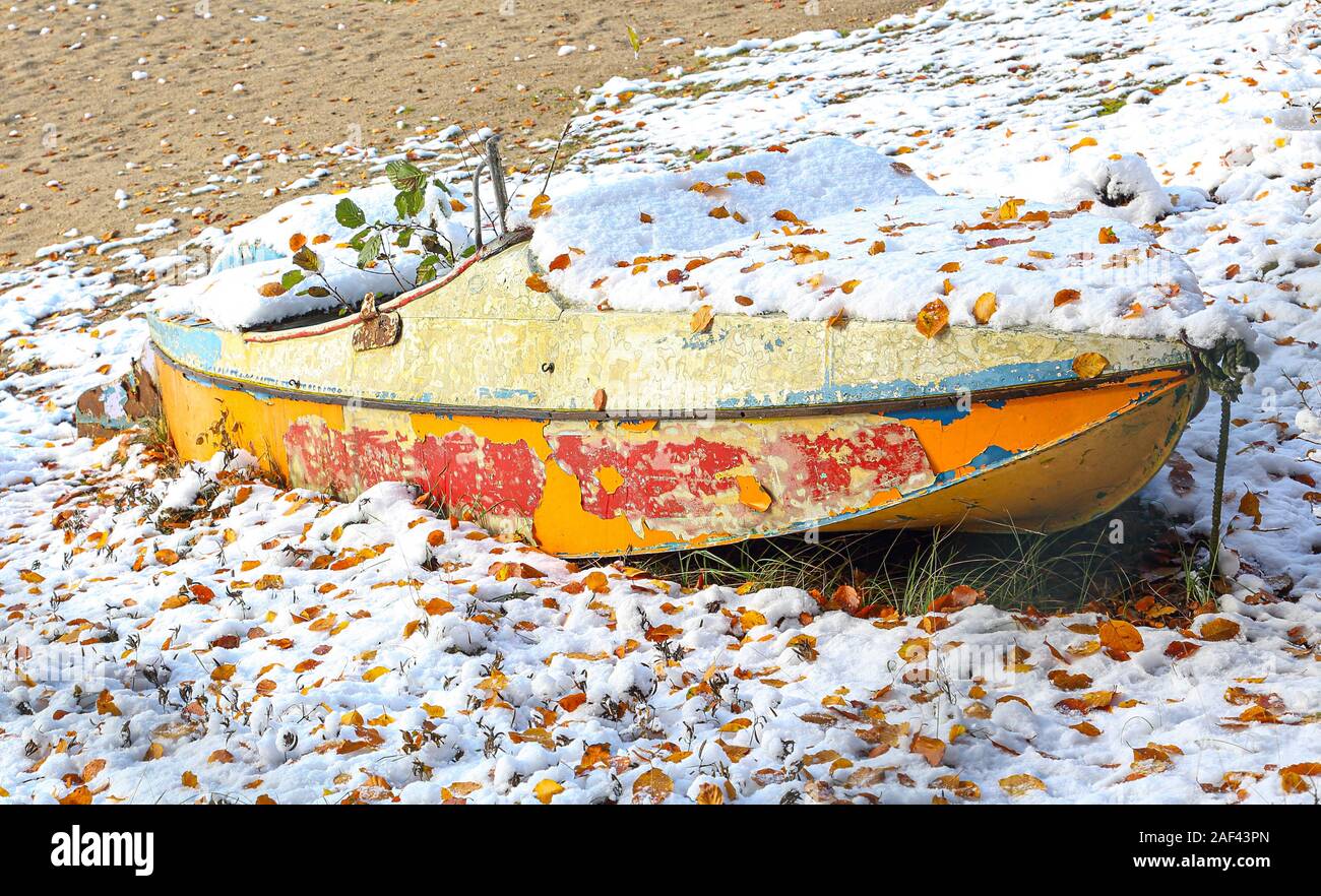 Le bateau coloré assorti le feuillage, qui a les mêmes couleurs. Banque D'Images