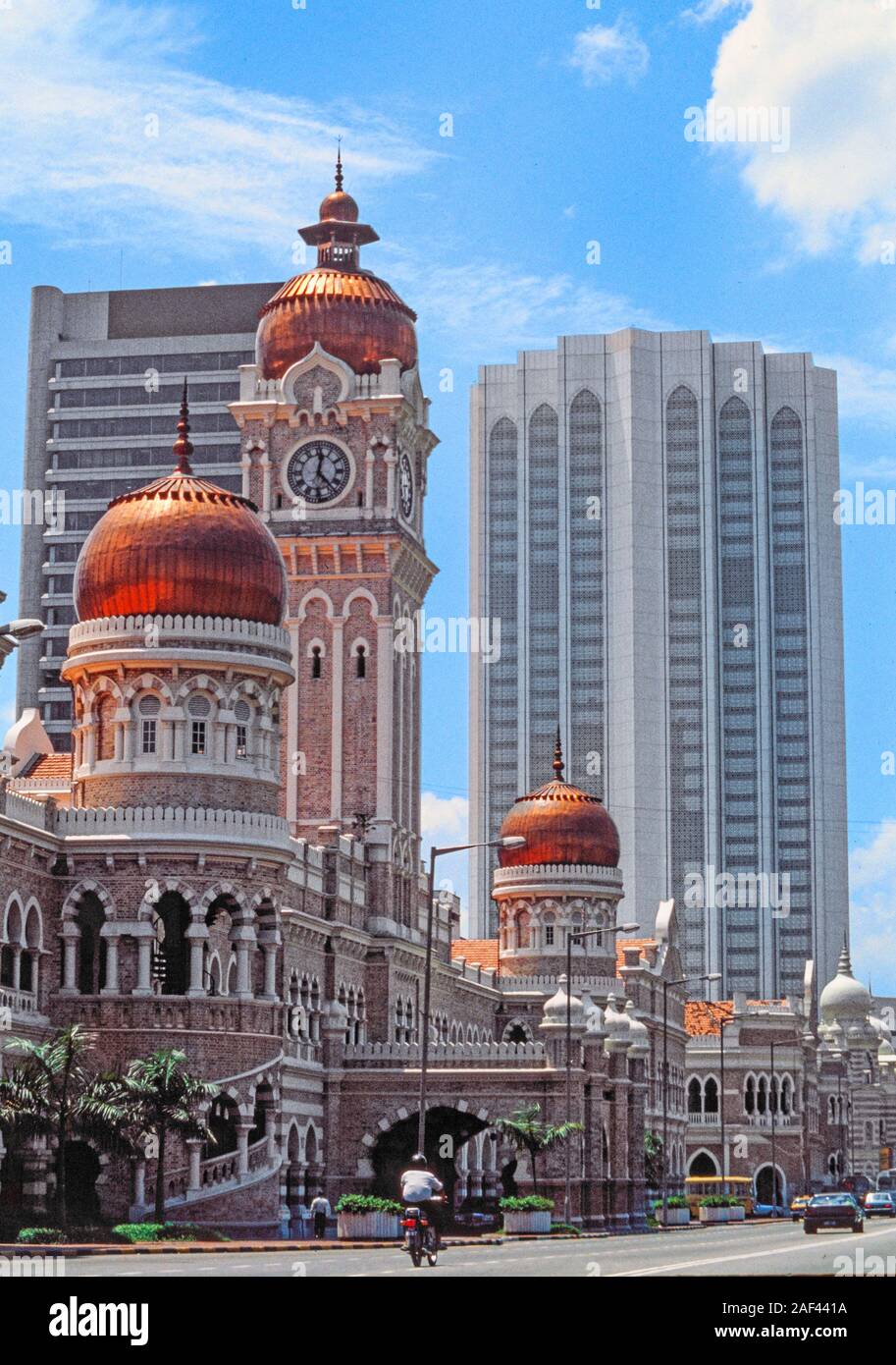 Kuala Lumpur, en Malaisie, le Sultan Abdul Samad Building, entouré par l'architecture moderne d'avion fimancial Banque D'Images