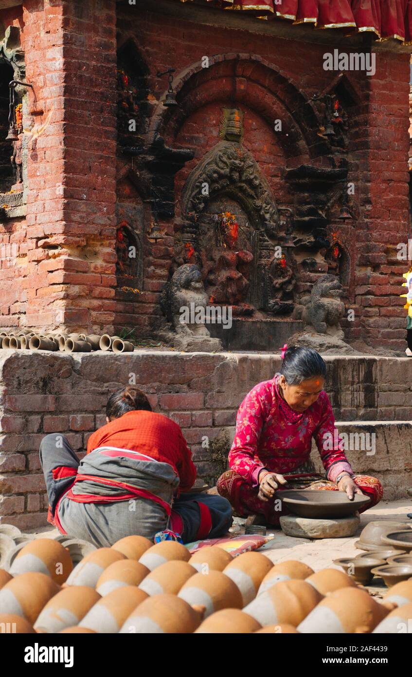 Bhaktapur, Nepal-December 3, 2018 : Vieille femmes népalaises font un bol de céramique d'argile à place Pottery Banque D'Images
