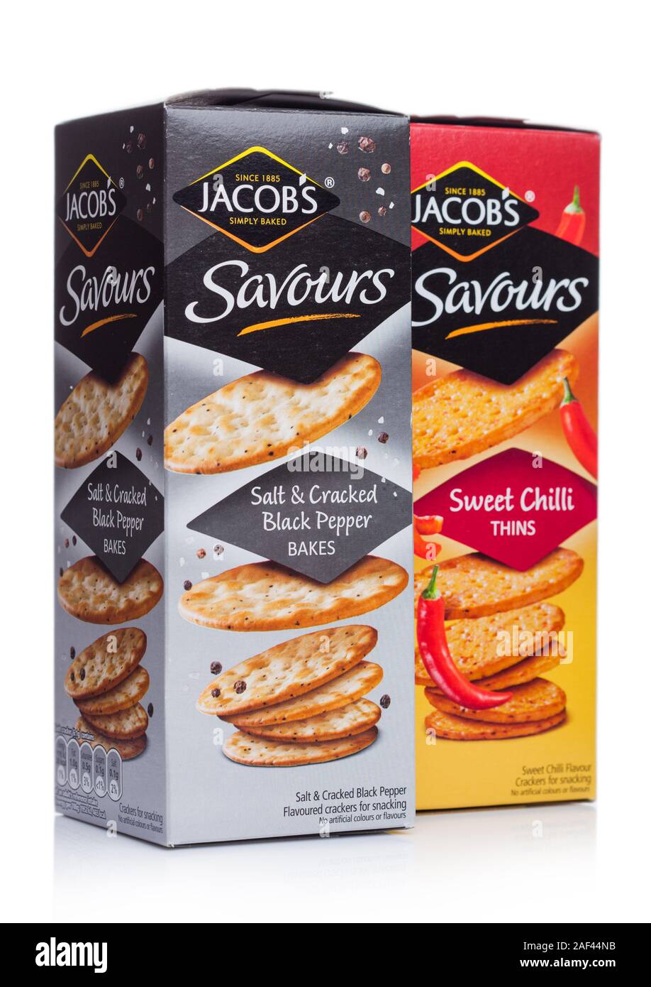 Londres, Royaume-Uni - 10 octobre 2019 : Des boîtes de craquelins de Jacob avec Sweet Chili, du sel et poivre sur blanc. Banque D'Images