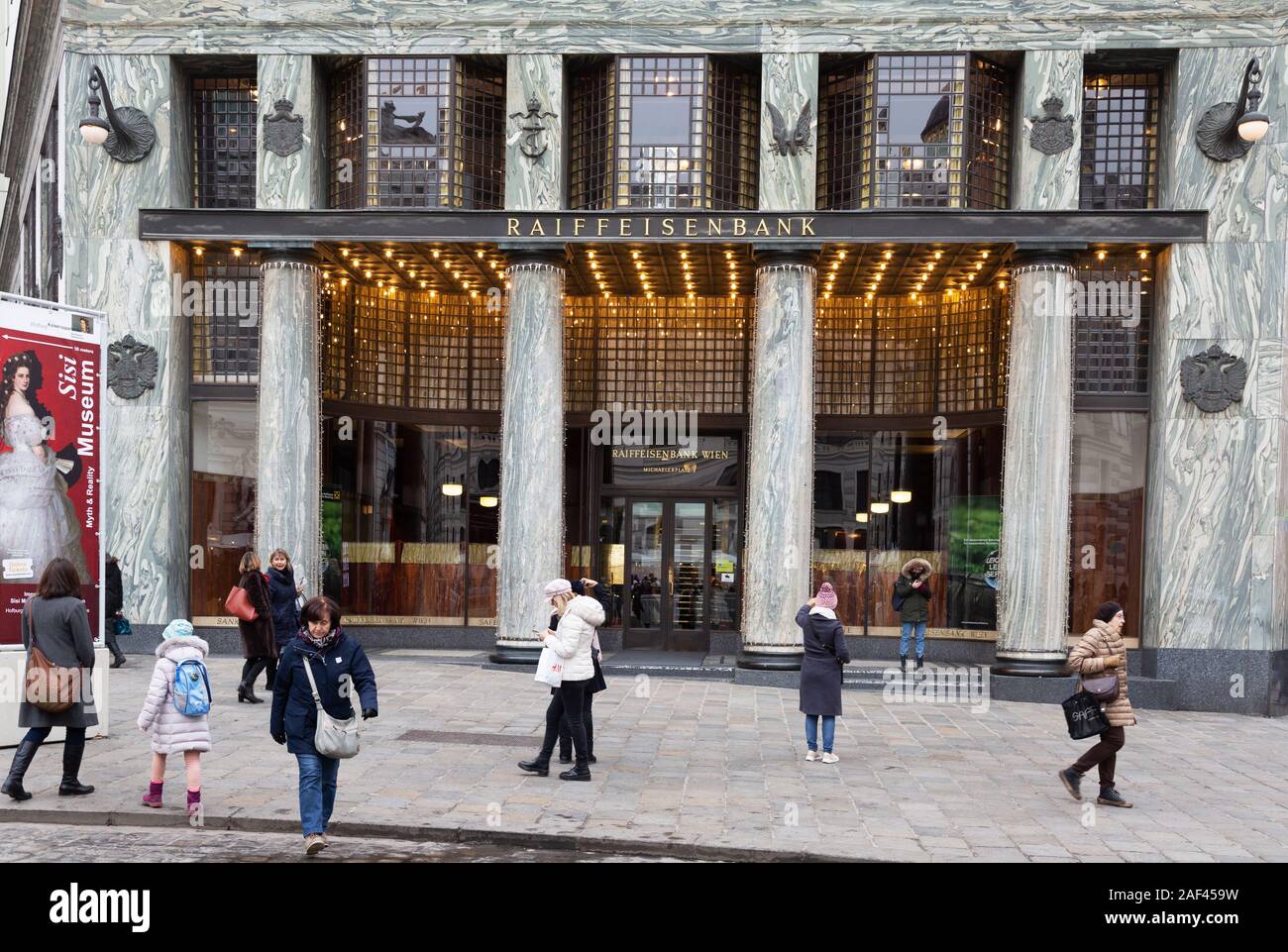 Une succursale de Vienne de Raiffeisenbank, une banque européenne d'investissement, extérieur; Michaelerplatz, Vienne Autriche Banque D'Images