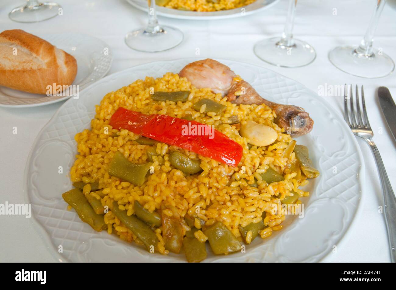 Paella Valenciana de servir. L'Espagne. Banque D'Images