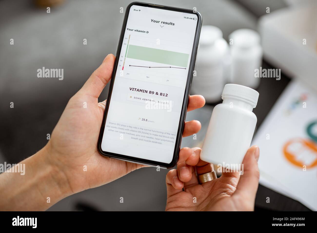 Contrôle de la femme suite de tests médicaux sur un smartphone, close-up avec des suppléments nutritionnels sur l'arrière-plan. Concept de l'individu en ligne Sélection de suppléments alimentaires Banque D'Images