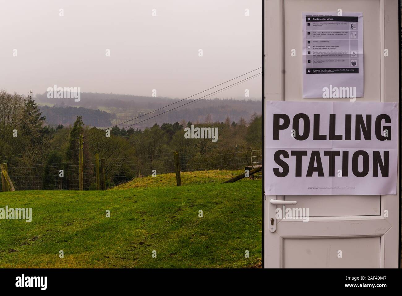 Quartier de Harrogate, dans le Yorkshire, UK. 12Th Dec 2019. News : Jour de l'élection générale au Royaume-Uni, Harrogate, Royaume-Uni. 12 Décembre, 2019. Vue générale des bureaux de vote ouvert autour de l'Harrogate Yorkshire Dales/district/Nidderdale. Bureaux de vote ouvert autour de l'Harrogate North Yorkshire district avec de mauvaises prévisions météorologiques pour différents moments de la journée, y compris les fortes pluies, le gel et le brouillard brouillard Harrogate, North Yorkshire, UK. Credit : pris la photographie lumière/Alamy Live News. Banque D'Images