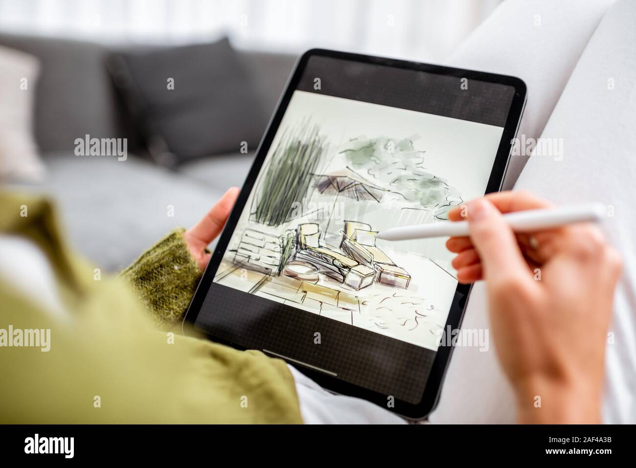 Artiste ou designer faisant la conception de paysage, dessin sur une tablette numérique avec crayon, gros plan sur un écran. La conception numérique sur un concept touchpad Banque D'Images