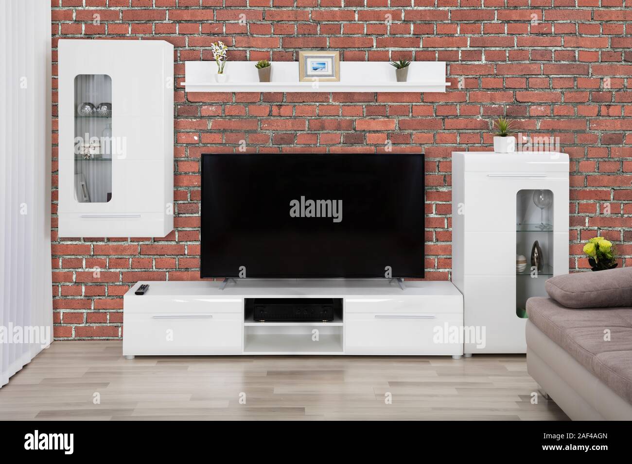 Mettre en valeur l'intérieur et d'une télévision LCD à écran plat à l'intérieur moderne salle de séjour Banque D'Images